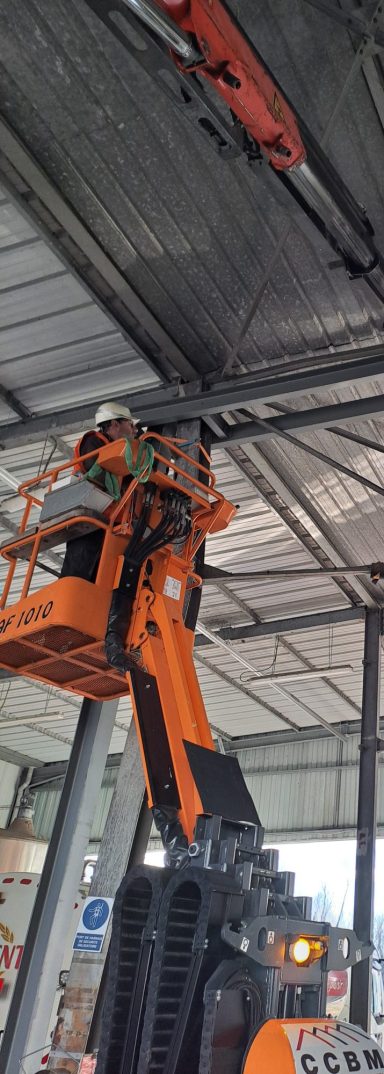 ccbm est en chantier sur une toiture industrielle métallique dans la région auvergne rhône alpes