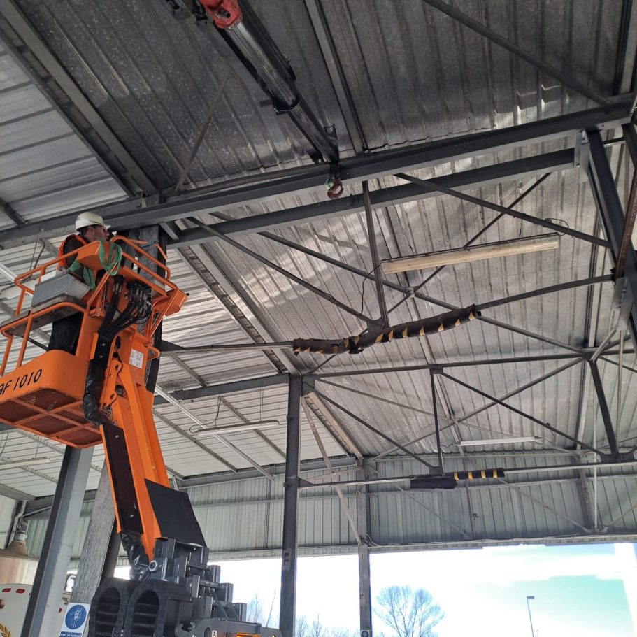 chantier de construction de charpente métal par CCBM pour bâtiment industriel
