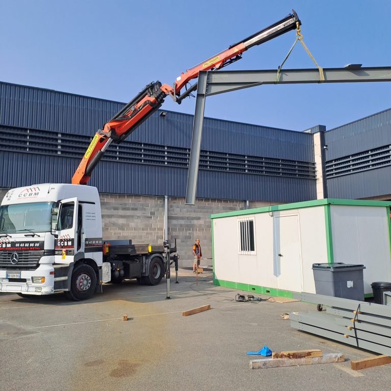 vue de chantier de levage d'éléments de construction métallique par CCBM