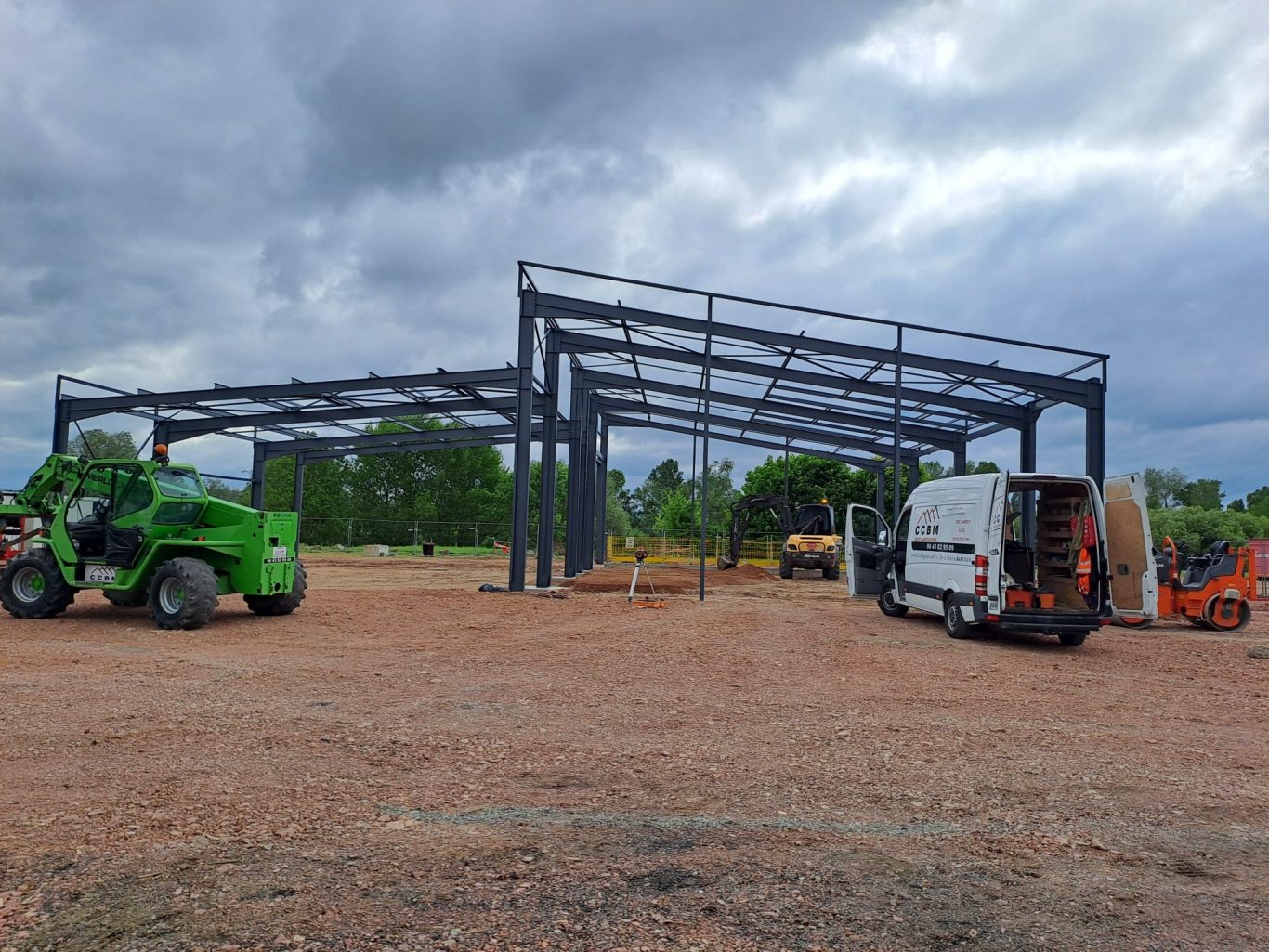 vue de chantier CCBM concept charpente Bois Métal spécialiste du levage de structure de charpente industrielle bois et métal 