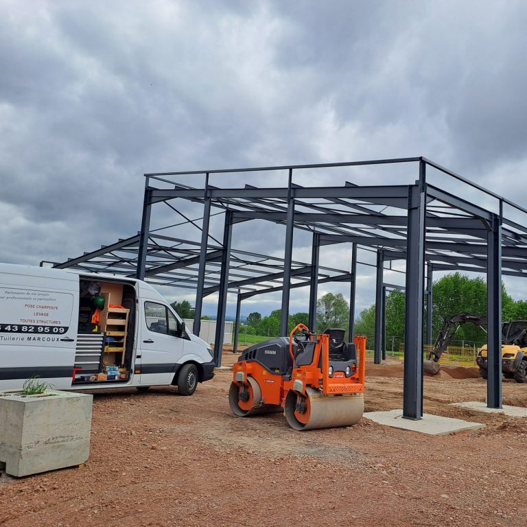 vue chantier de charpente métal de la société CCBM de Marcoux Loire spécialisé dans pose de charpent bois métal sur Auvergne-Rhône-Alpes