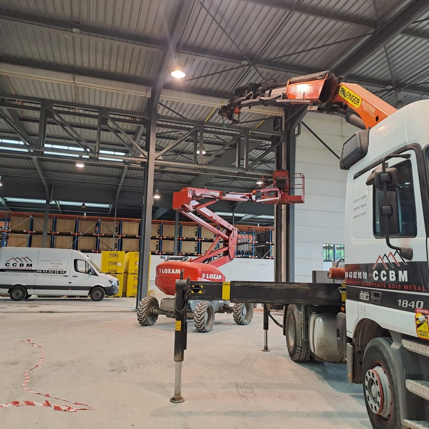 vue du chantier exécuté par l'entreprise CCBM en intérieur. CCBM réalise la pose de charpente métallique 