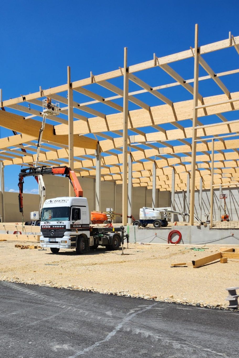 chantier d'installation d'une charpente bois par l'entreprise CCBM spécialiste de la construction de charpente bois et métal