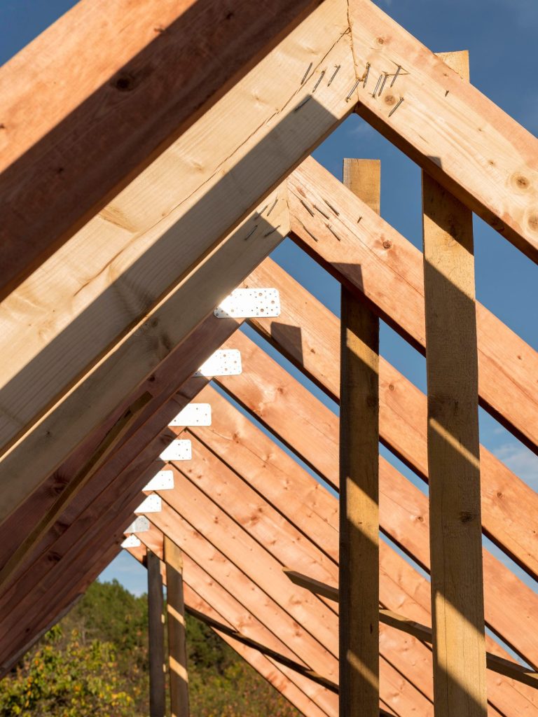 vue detail de structure de charpente bois sur bâtiment industrielle par la société CCBM 