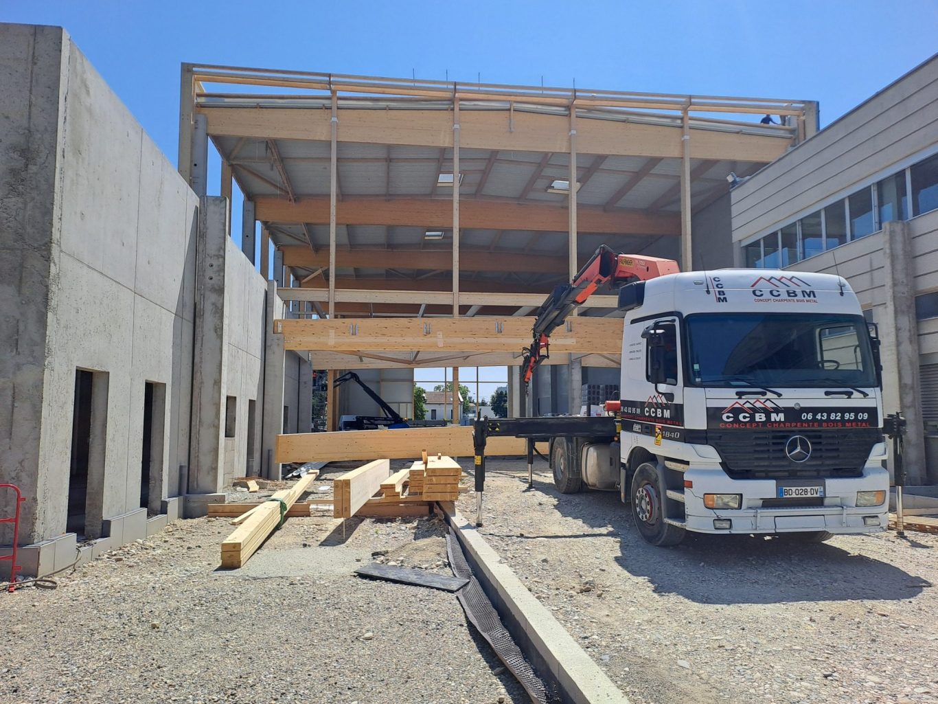 chantier de pose de charpente bois par l'entreprise CCBM spécialiste en charpente industrielle bois et métal