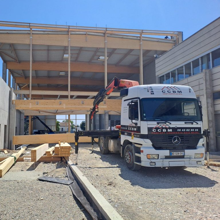 camion de chantier pour le levage de structure bois  la société Concept Charpente Bois Métal