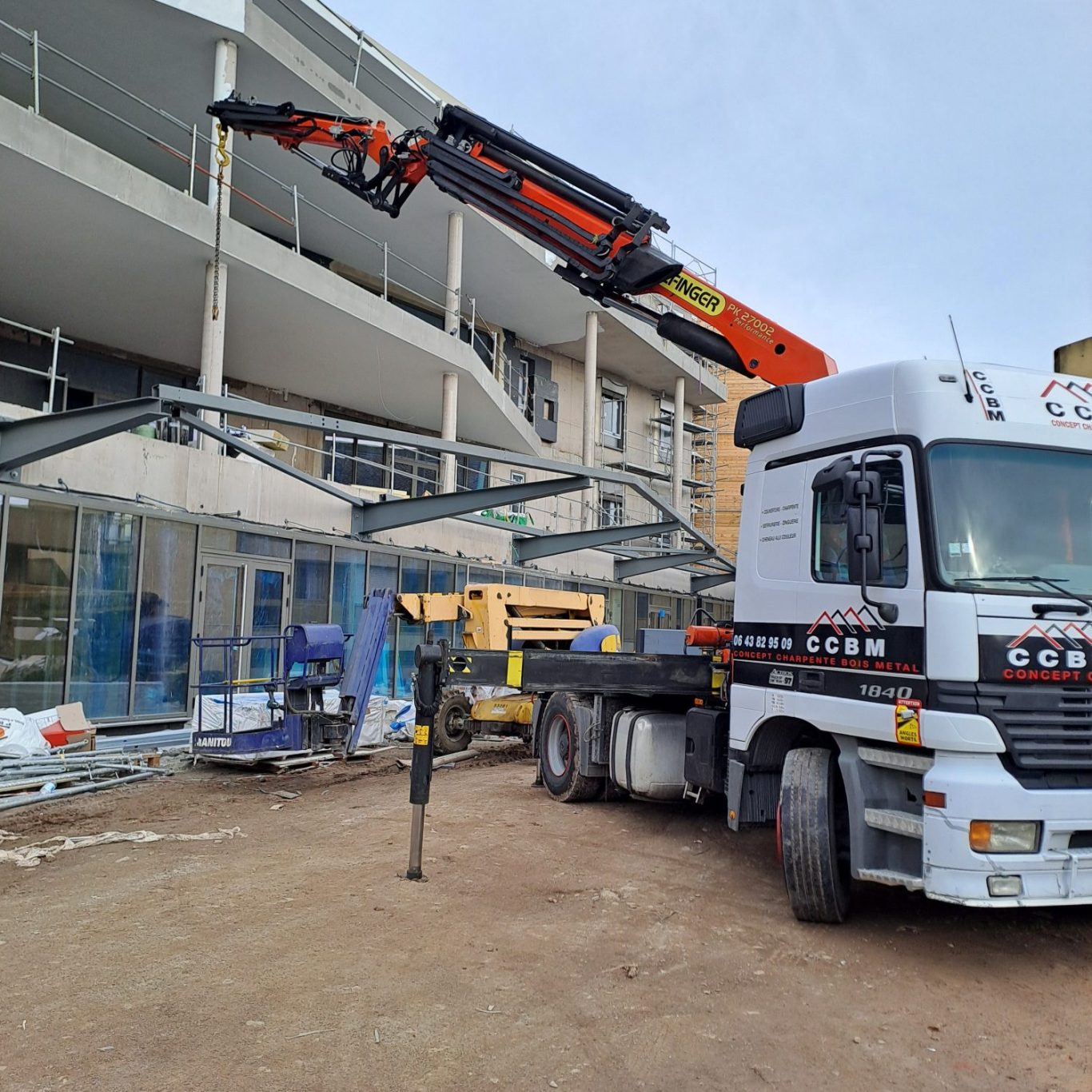levage de structure métallique par l'entreprise CCBM spécialisée dans la construction de charpente bois et métal