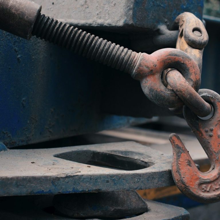 crochet d'engin de levage de la société CCBM de Marcoux Loire spécialisé dans pose de charpent bois métal sur Auvergne-Rhône-Alpes