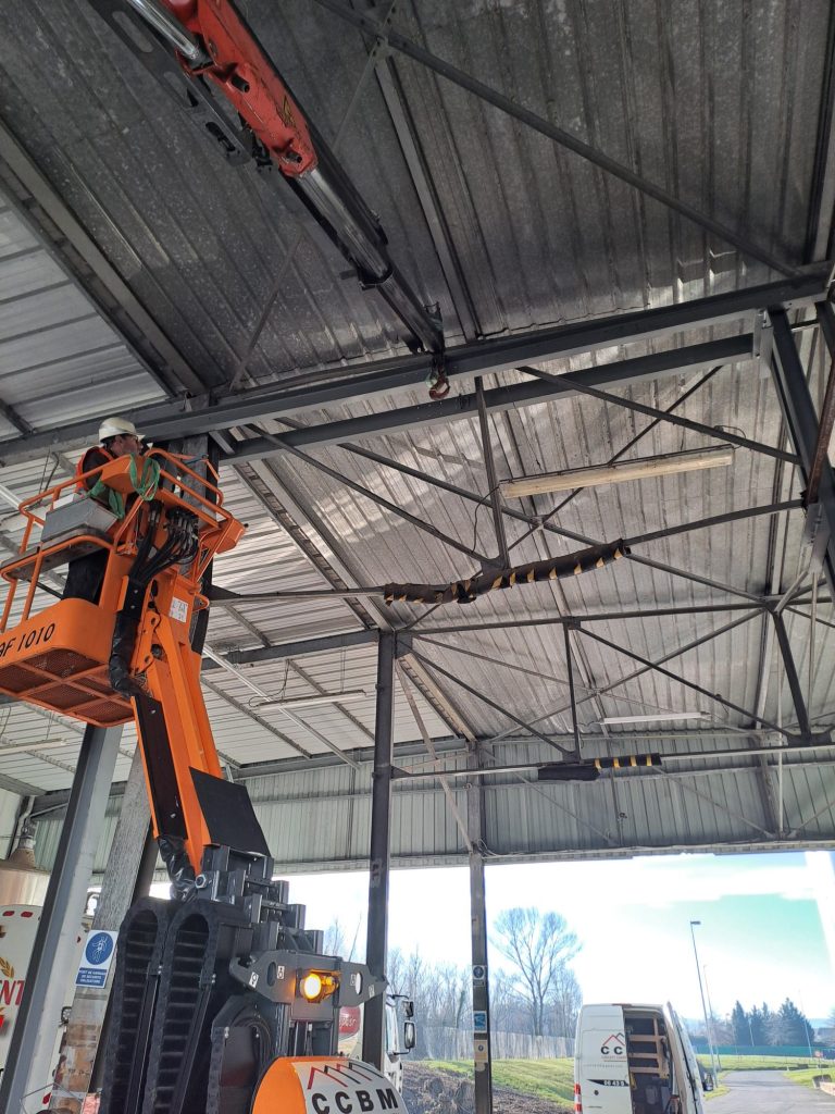 vue pose de structure métallique sur bâtiment industrielle par la société CCBM spécialisée dans le levage et la pose de charpente bois métal